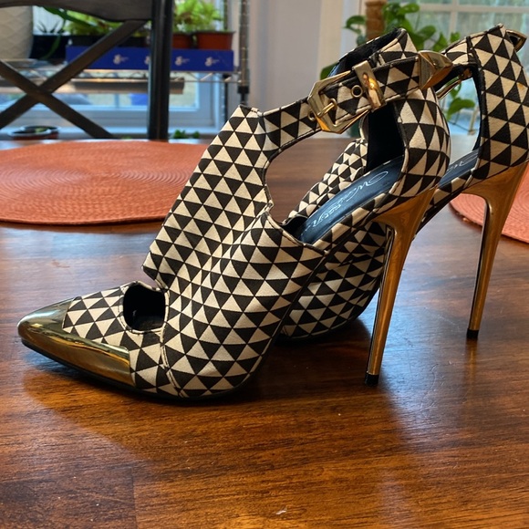 Wild Roses Stilettos sz. 7.5 black & white houndstooth pattern w/ gold accents. - Picture 8 of 8